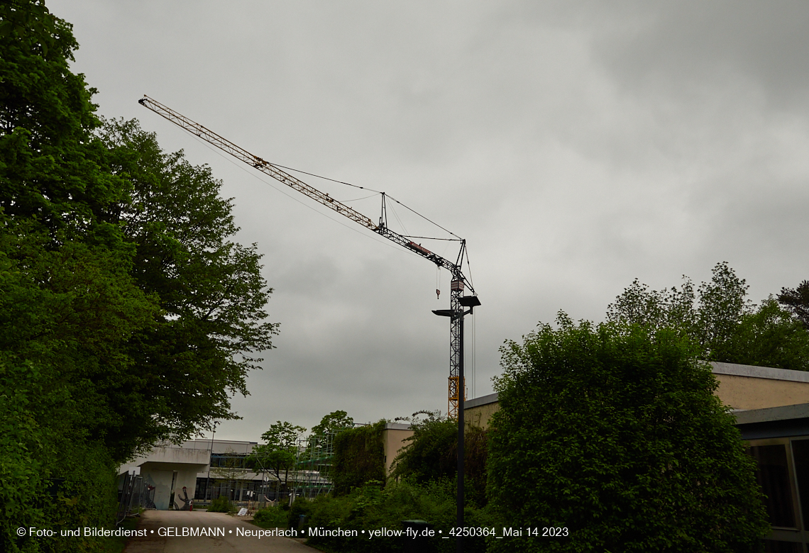 14.05.2023 - Ein Kran für die Baustelle Haus für Kinder in Neuperlach